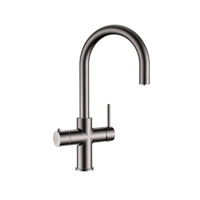 Kökskran med kokande och kolsyrat vatten